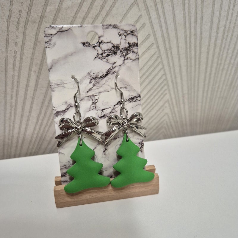 Joulukuusi ja rusetti korvakorut